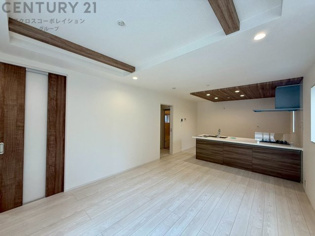 リビングダイニングは家族や友人とのコミュニケーションを楽しむ場所でくつろぎながら食事や会話を楽しめ、多目的に利用できリラックスできる空間です。家庭内の中心として機能し、快適な生活をサポートします。