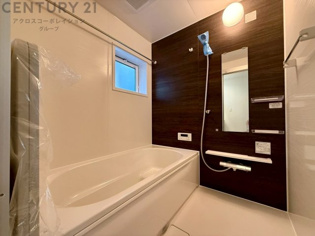 気密性と断熱性に優れ、外気の影響を受けにくく、浴室内の温度を一定に保ちやすいです。特に冬場は、暖房効率が高まり、快適なバスタイムを過ごせます。