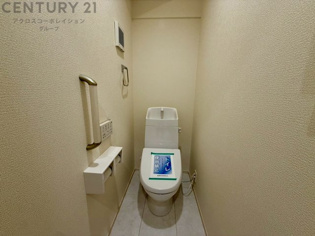 温水洗浄便座付トイレは温水洗浄機能により、暖かい水でおしりを洗浄することができ、冷たい水を使う従来の便座に比べ、温水洗浄機能で暖かいトイレを提供し、快適な使用を可能にします。