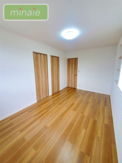 【洋室】 | 小学校11分　中学校８分　再生住宅　リフォーム〇　南三咲 | 販売現地