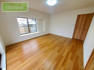 【洋室】 | 小学校11分　中学校８分　再生住宅　リフォーム〇　南三咲 | 販売現地