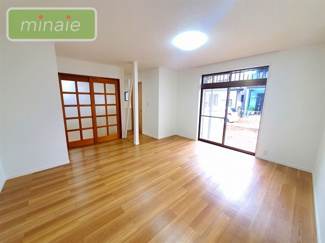 【居間・リビング】 | 小学校11分　中学校８分　再生住宅　リフォーム〇　南三咲 | 販売現地