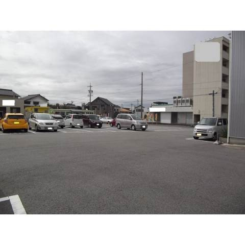 欠町事務所の駐車場