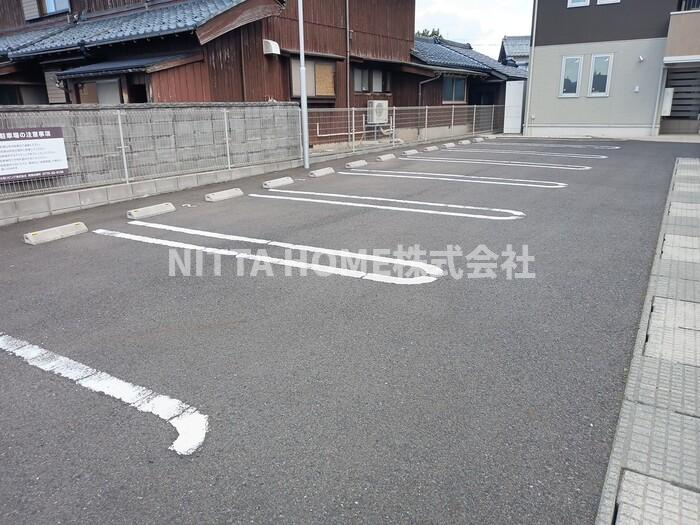 コンフォルトミハマの駐車場|敷地内の駐車場になります＊