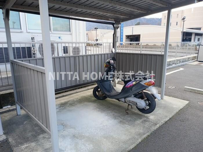 コンフォルトミハマの駐車場|屋根付きの駐輪場がついています◎