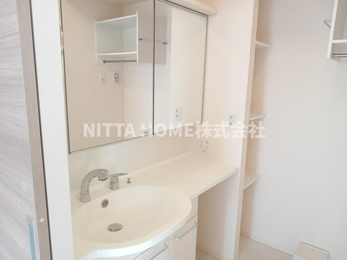 コンフォルトミハマの洗面所|ホテルライクな大きな鏡の洗髪洗面化粧台になります◇