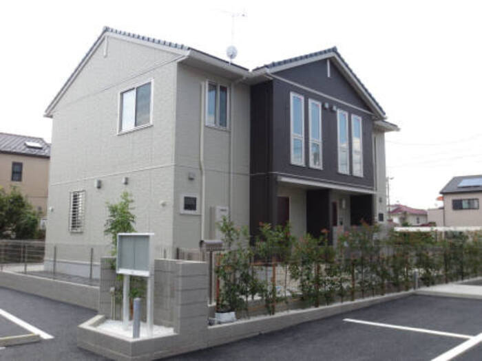 シェノワ潤（ウルミ）の駐車場