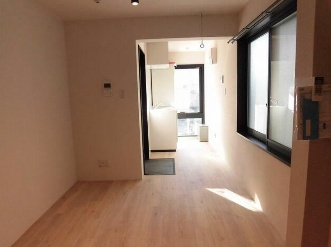 【居間・リビング】 | セレーノ上高田 | 9.2帖のきれいな洋室。