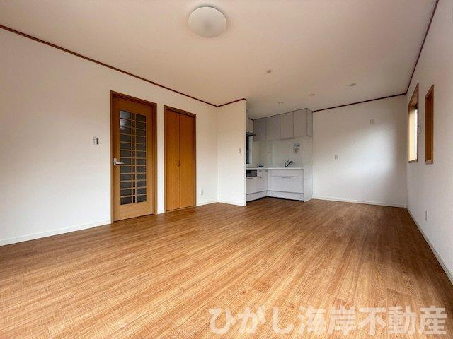茅ヶ崎市西久保　中古戸建の居間・リビング|新規リフォーム完了！　13帖　LDK