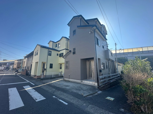 茅ヶ崎市西久保　中古戸建の前面道路含む現地写真|12月6日撮影　新規リフォーム中　現地外観