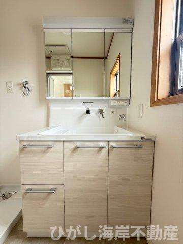 茅ヶ崎市西久保　中古戸建の独立洗面台|新規リフォーム完了！　三面鏡化粧台