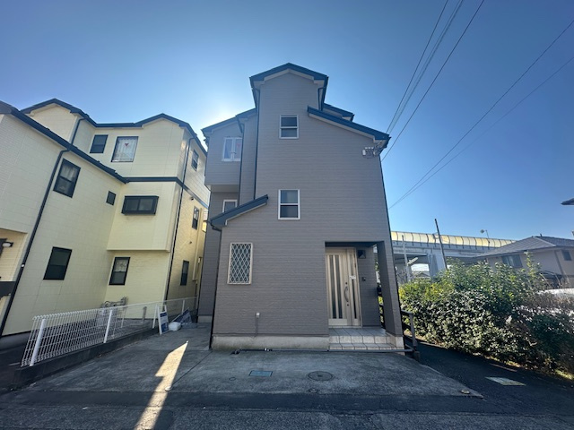 茅ヶ崎市西久保　中古戸建の外観|12月6日撮影　新規リフォーム中　現地外観