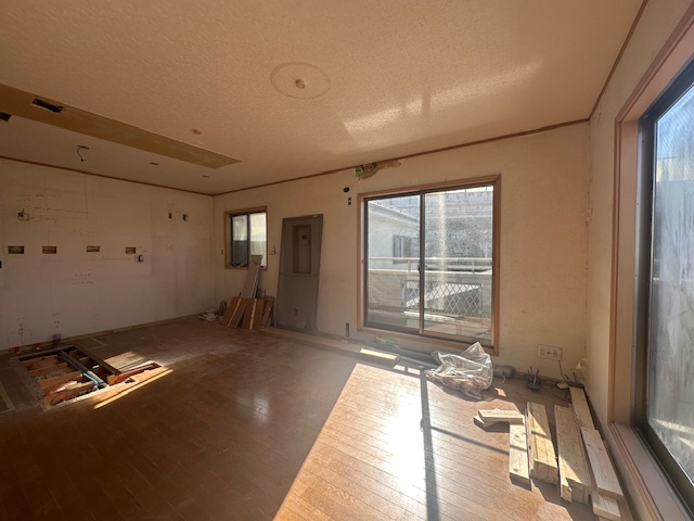 茅ヶ崎市西久保　中古戸建の居間・リビング|12月6日撮影　新規リフォーム中　13帖　LDK