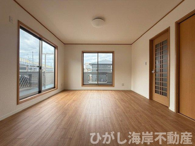 茅ヶ崎市西久保　中古戸建の居間・リビング|新規リフォーム完了！　13帖　LDK