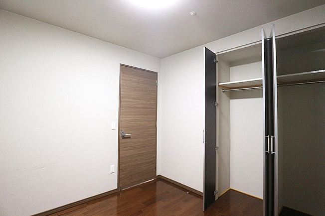 【寝室】 | メゾンドール瓢箪山 | 【洋室①：6帖】クローゼット完備です♪