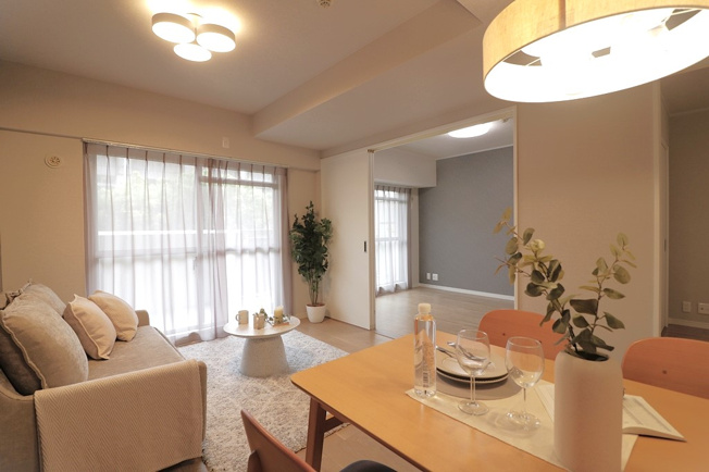 【居間・リビング】 | あべのドルチェ | 【LDK：約12帖】続き間の洋室を開放してリビングの拡張ができます♪