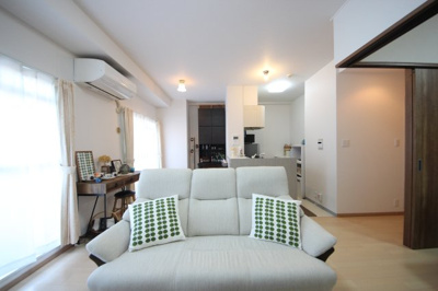 【居間・リビング】 | カネボウ琵琶湖アーバンプラザ | リビング別角度、テレビ前あたりから