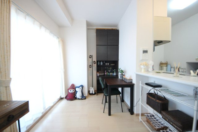 【居間・リビング】 | カネボウ琵琶湖アーバンプラザ | リビング別角度、キッチンカウンター付近