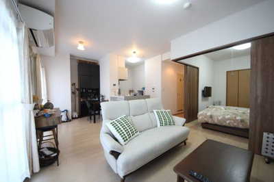 【居間・リビング】 | カネボウ琵琶湖アーバンプラザ | 約13.9帖のリビング、仕切りを開放すると洋室も一体に活用できます