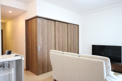 【居間・リビング】 | カネボウ琵琶湖アーバンプラザ | 洋室との扉を閉めた状態のリビング