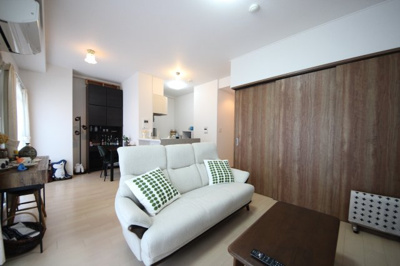 【居間・リビング】 | カネボウ琵琶湖アーバンプラザ | 洋室との扉を閉めた状態のリビング