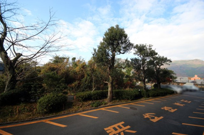 【展望】 | カネボウ琵琶湖アーバンプラザ | ベランダから駐車スペース越しに緑や山々が見えます