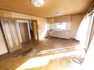 【居間・リビング】 | 東金市極楽寺　中古戸建 | 平成7年11月築 4LDK+WIC駐車3台可能 物置付 北西・東南角地周りに家がなく静かな環境です