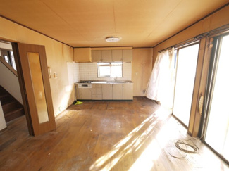 【居間・リビング】 | 東金市極楽寺　中古戸建 | 平成7年11月築 4LDK+WIC駐車3台可能 物置付 北西・東南角地周りに家がなく静かな環境です