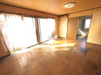 【居間・リビング】 | 東金市極楽寺　中古戸建 | 平成7年11月築 4LDK+WIC駐車3台可能 物置付 北西・東南角地周りに家がなく静かな環境です