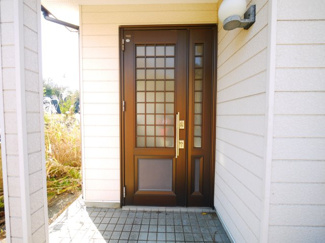 【玄関】 | 東金市極楽寺　中古戸建 | 平成7年11月築 4LDK+WIC駐車3台可能 物置付 北西・東南角地周りに家がなく静かな環境です
