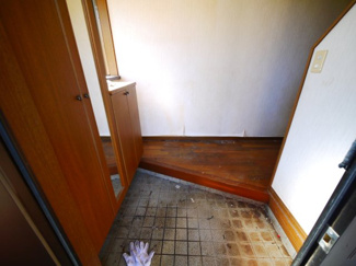 【玄関】 | 東金市極楽寺　中古戸建 | 平成7年11月築 4LDK+WIC駐車3台可能 物置付 北西・東南角地周りに家がなく静かな環境です