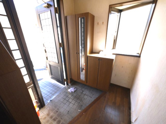 【玄関】 | 東金市極楽寺　中古戸建 | 平成7年11月築 4LDK+WIC駐車3台可能 物置付 北西・東南角地周りに家がなく静かな環境です