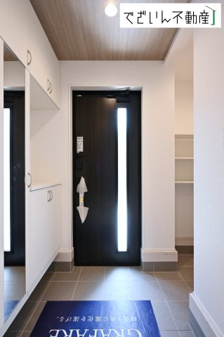 【玄関】 | GRAFARE 熊谷市肥塚　新築住宅 | 「ただいま」と「おかえり」が自然と交わされる、明るく開放的な玄関。家族の絆が深まる場所です。
現地(2026年7月撮影)
