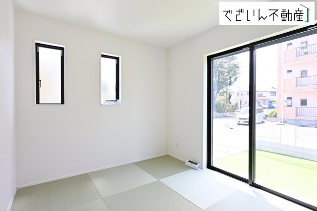 【和室】 | GRAFARE 熊谷市肥塚　新築住宅 | 時にはリビングのフローリングやソファではなく、ゆったりと畳の上で過ごしたいものです。陽光が照らし出す畳が美しい和室です。
現地(2026年7月撮影)