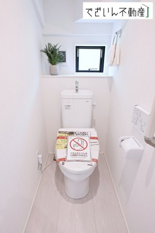 【トイレ】 | GRAFARE 熊谷市肥塚　新築住宅 | シンプルで清潔感のある空間は、毎日使う場所だからこそ嬉しい。家族みんなが快適に過ごせる工夫が詰まっています。
現地(2026年7月撮影)