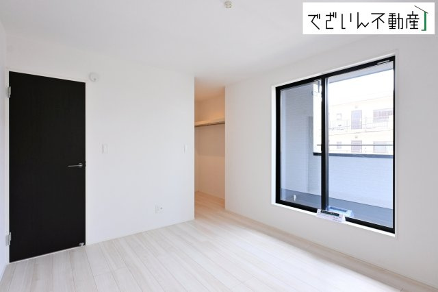 【洋室】 | GRAFARE 熊谷市肥塚　新築住宅 | 夫婦の寝室としても使える落ち着いた居室。育児の合間にほっと一息つける、静かな時間を守ってくれます。
現地(2026年7月撮影)