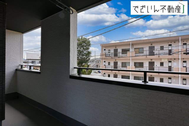 【バルコニー】 | GRAFARE 熊谷市肥塚　新築住宅 | ずっと太陽を感じる事ができるのは、遮るものが視界に無いから。彼方に広がる風景が絵画のように広がります。
現地(2026年7月撮影)