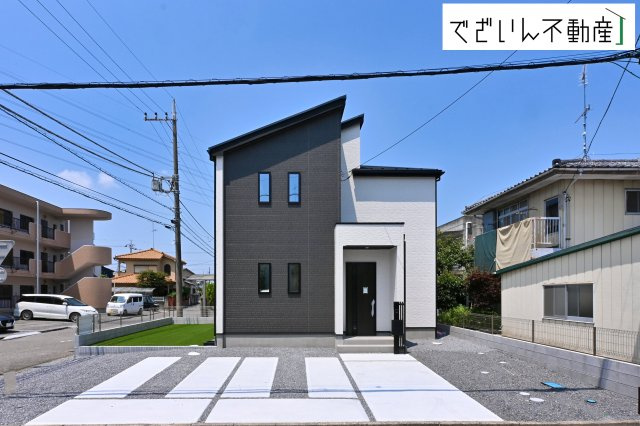 【外観】 | GRAFARE 熊谷市肥塚　新築住宅 | 街並みに馴染む、シンプルで洗練された佇まい。暮らしにちょっとした遊び心を添えてくれるお家です。
現地(2026年7月撮影)