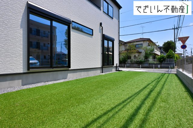 【庭】 | GRAFARE 熊谷市肥塚　新築住宅 | 南向きの穏やかな佇まいが、家族の新しい日常を優しく包み込む。静かな街並みに、安心して子育てできる環境が整っています。
現地(2026年7月撮影)