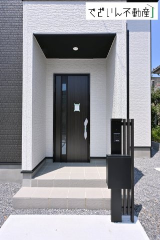 【玄関】 | GRAFARE 熊谷市肥塚　新築住宅 | 清潔感溢れる玄関がお出迎えする本邸宅の物語は、ここから始まる日常を期待させます。この場所には「希望」と「優越」で包み込んでくれる「特別」な空間があります。
現地(2026年7月撮影)