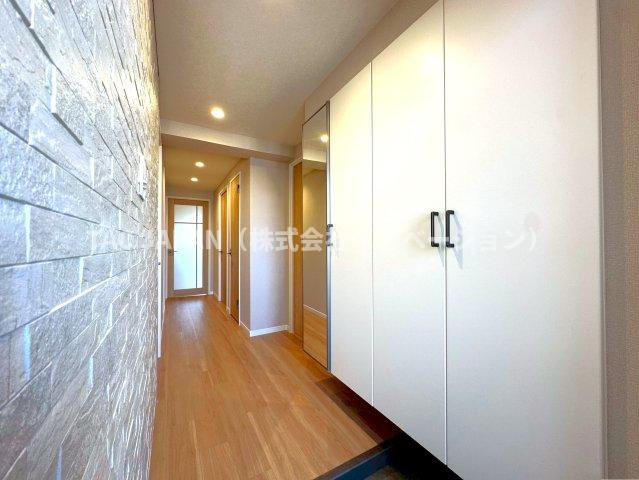 ダイアパレス西巣鴨Ⅱの玄関|日頃からスッキリ使いたい玄関スペースには天井まで届く大きなシューズクローゼットを完備。アクセントが利いた上質な空間を再現しています。