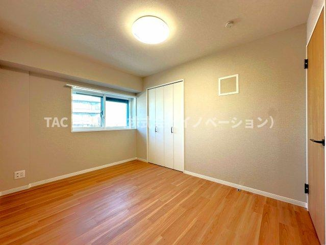 ダイアパレス西巣鴨Ⅱの洋室|ウォークインクローゼットを備える主寝室（約６．０帖）。キングサイズのベッドを置いても余裕が感じられます。