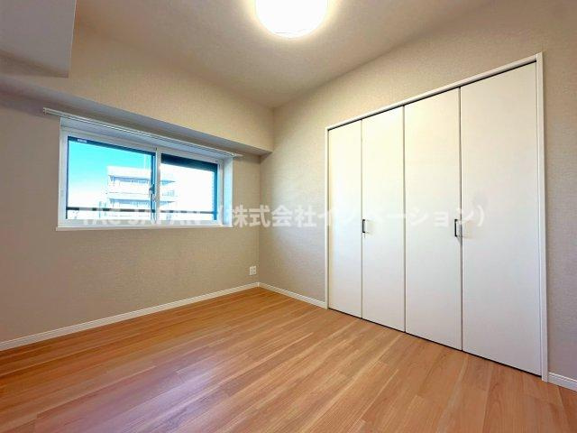 ダイアパレス西巣鴨Ⅱの洋室|大きな収納が魅力の洋室（約５．１帖）。