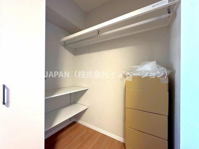 ダイアパレス西巣鴨Ⅱの収納|主寝室（約６．０帖）には荷物をマルっと収納できるウォークインクローゼットを完備。