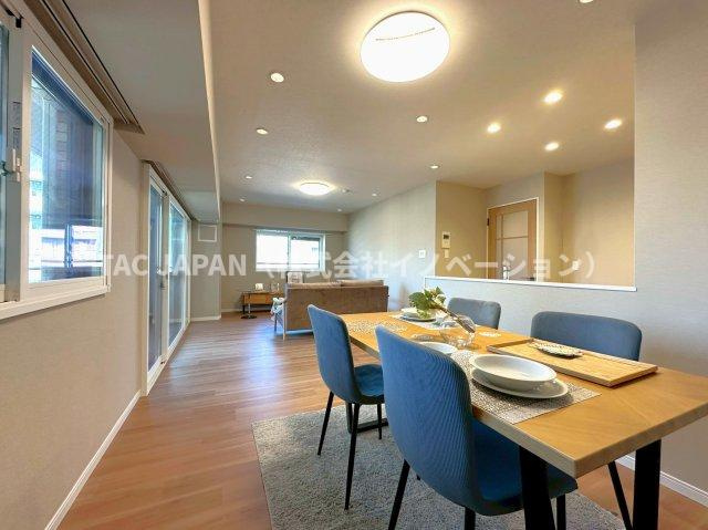 ダイアパレス西巣鴨Ⅱの居間・リビング|日差しがふんだんに注ぐ開放的なリビング！水回りの設備機器をはじめ、床や壁・天井やコンセントやスイッチ類まで全て新品交換するフルリフォームを行っています。
ぜひお気軽に見にいらしてください。