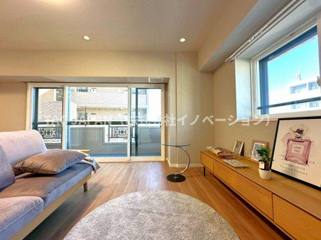 ダイアパレス西巣鴨Ⅱの居間・リビング|楽しそうな笑い声がいまにも聞こえてきそうなダイニングスペース。照明器具や壁のスイッチ類まで交換した丁寧なリフォームにより、明るく上質な空間が創造されています。