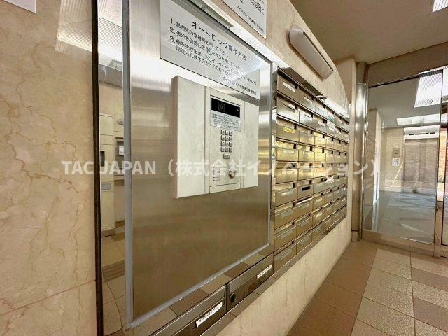 ダイアパレス西巣鴨Ⅱのエントランス|【オートロック】
優しい管理人さんの対応や清潔感あるエントランスから管理状態の良さが伺えます。安心のオートロック×防犯カメラを完備しています。