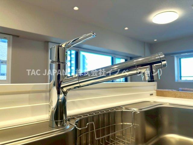 ダイアパレス西巣鴨Ⅱのキッチン|【浄水シャワー栓】
水質をワンタッチで切換えられて場所を取らない浄水シャワー栓