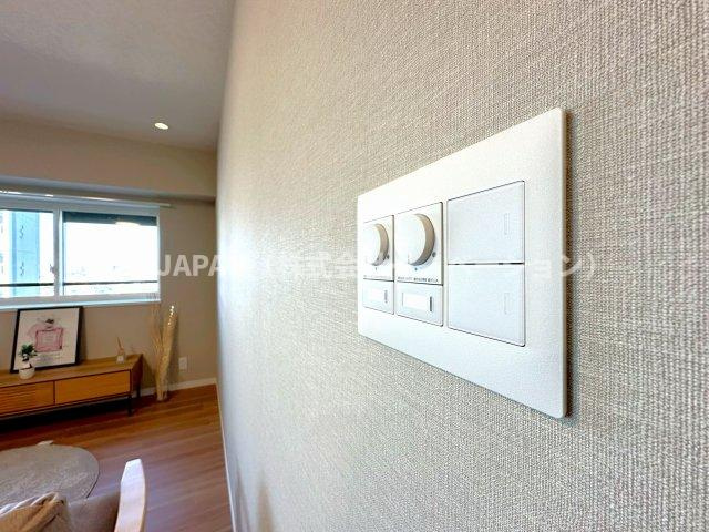 ダイアパレス西巣鴨Ⅱの居間・リビング|【ダウンライト】
リビングには調光機能付きダウンライトを新設。お部屋の雰囲気作りや映画鑑賞にも最適です。