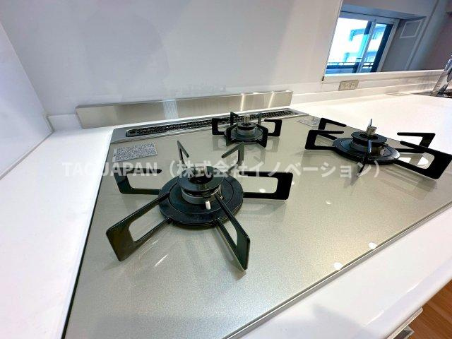 ダイアパレス西巣鴨Ⅱのキッチン|【ガラストップ3口コンロ】
焼物を作りながら炒め物や煮込みも同時に調理！お調理の幅が広がる3口コンロ（お手入れ楽々ガラストップタイプ）